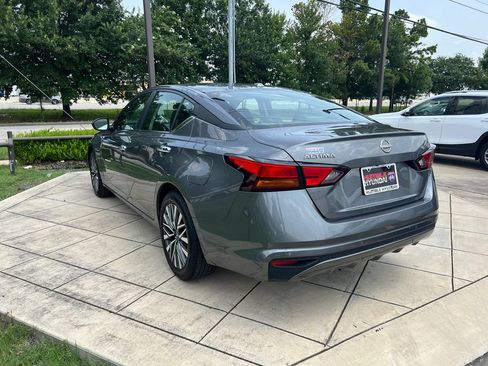 Used 2025 Nissan Altima 2.5 SV FWD image 13