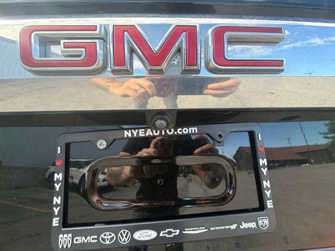 Used 2024 GMC Yukon SLT AWD/4WD image 11