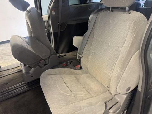 Used 2018 Toyota Sienna LE w/ Carpet Mat Package image 27