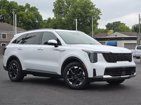 Used 2024 Kia Sorento S FWD image 2