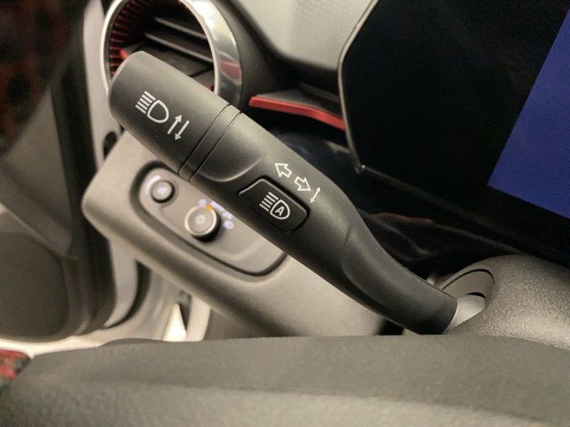 Used 2025 Chevrolet Trax RS w/ Sunroof Package FWD image 32