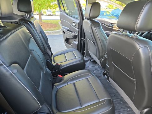 Used 2023 GMC Acadia SLT w/ Technology Package image 11