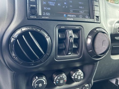 Used 2018 Jeep Wrangler Unlimited Rubicon image 37