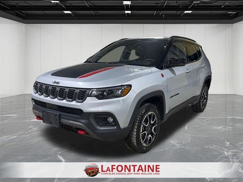 Used 2025 Jeep Compass Trailhawk image 1