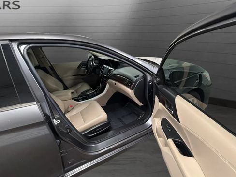 Used 2017 Honda Accord Touring image 22