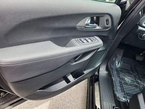 New 2025 Chrysler Pacifica Select image 12