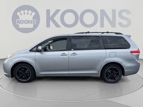 Used 2012 Toyota Sienna LE FWD image 2