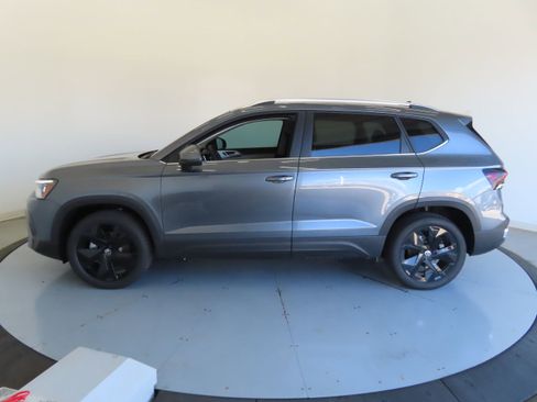 New 2026 Volkswagen Taos SE FWD image 8