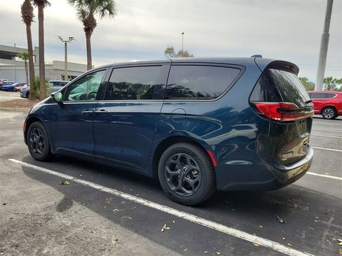 Used 2022 Chrysler Pacifica Touring-L w/ S Appearance Package image 4