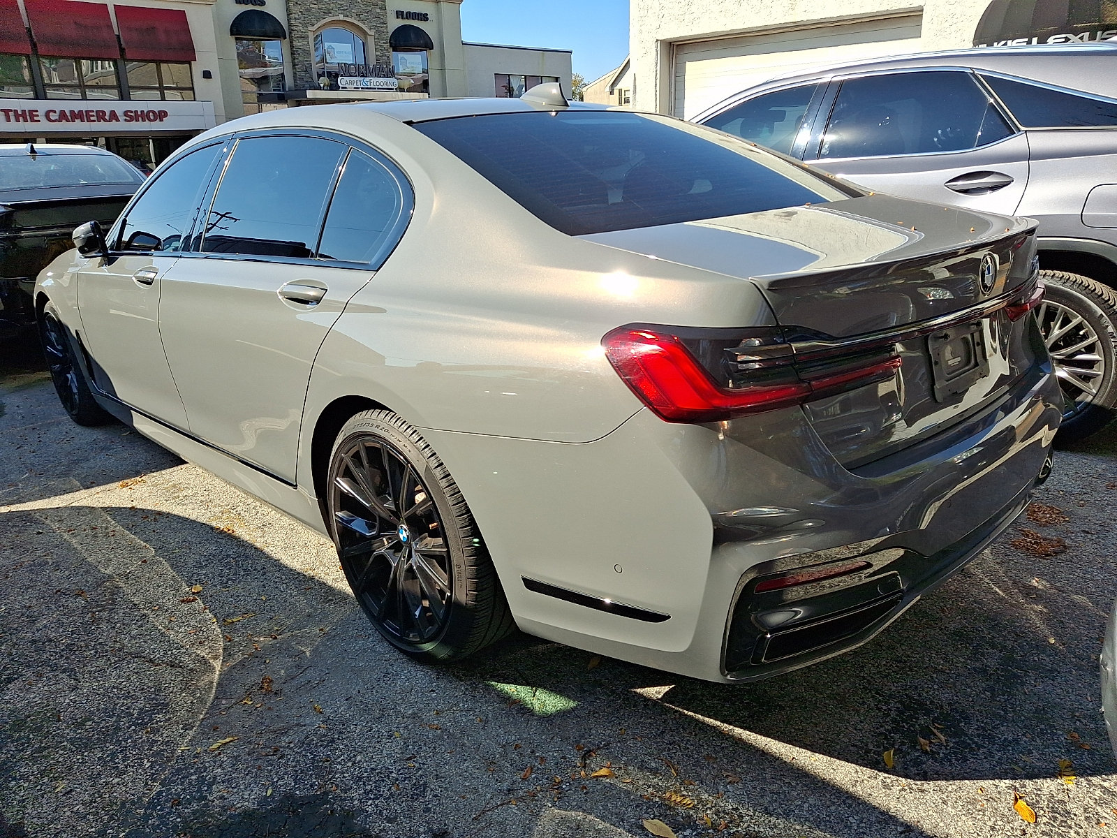 Used 2022 BMW 740i w/ M Sport Package RWD image 3