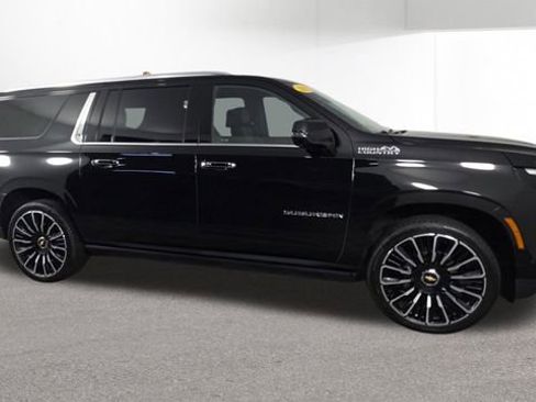 Used 2025 Chevrolet Suburban High Country AWD/4WD image 2