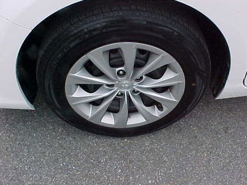 Used 2016 Toyota Camry LE FWD image 5