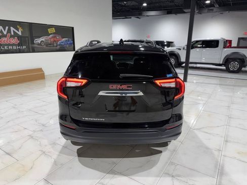 Used 2024 GMC Terrain SLE w/ Driver Convenience Package FWD image 9