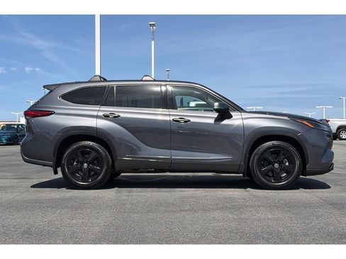 Used 2022 Toyota Highlander L AWD/4WD image 3