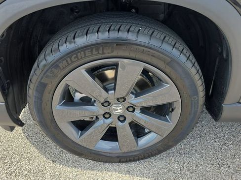Used 2025 Honda Pilot Sport image 17