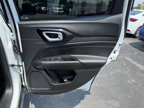Used 2024 Jeep Compass Latitude w/ Convenience Group AWD/4WD image 19