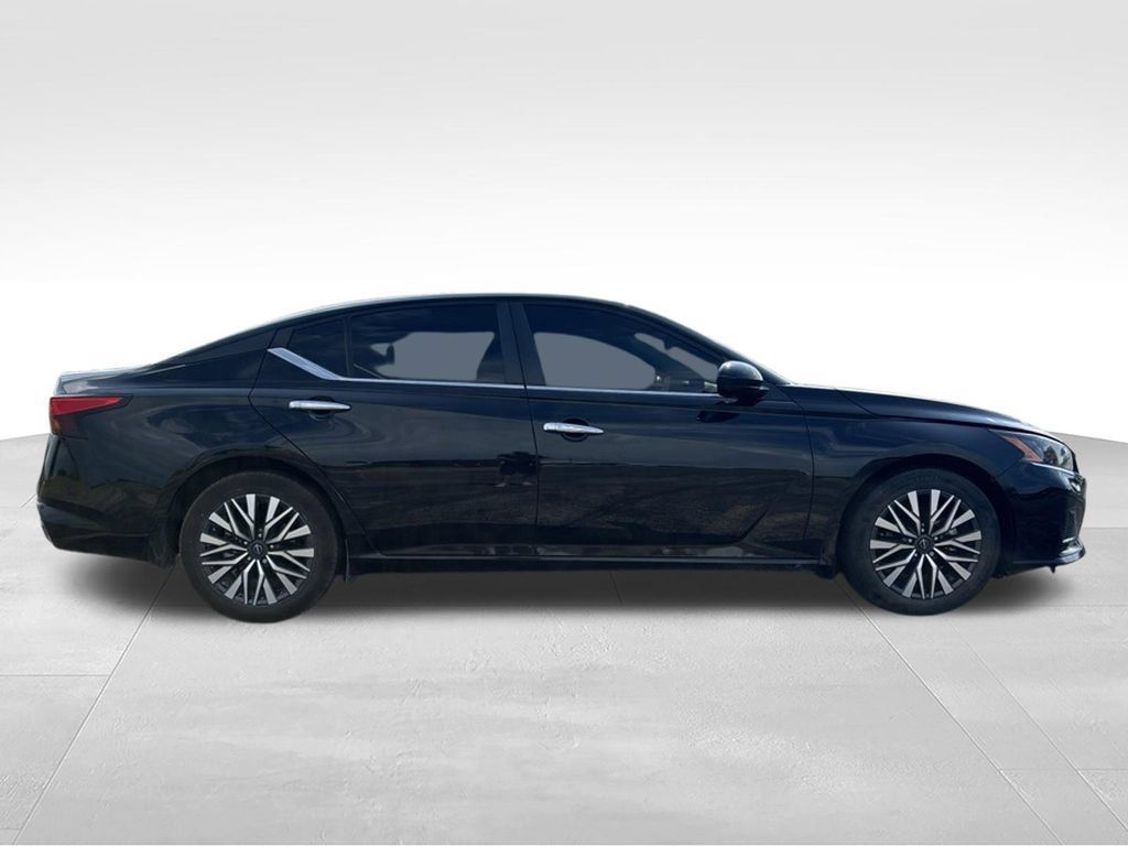 Used 2024 Nissan Altima 2.5 SV w/ SV Premium Package FWD image 4