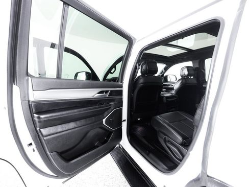 Used 2023 Jeep Wagoneer Series II AWD/4WD image 19