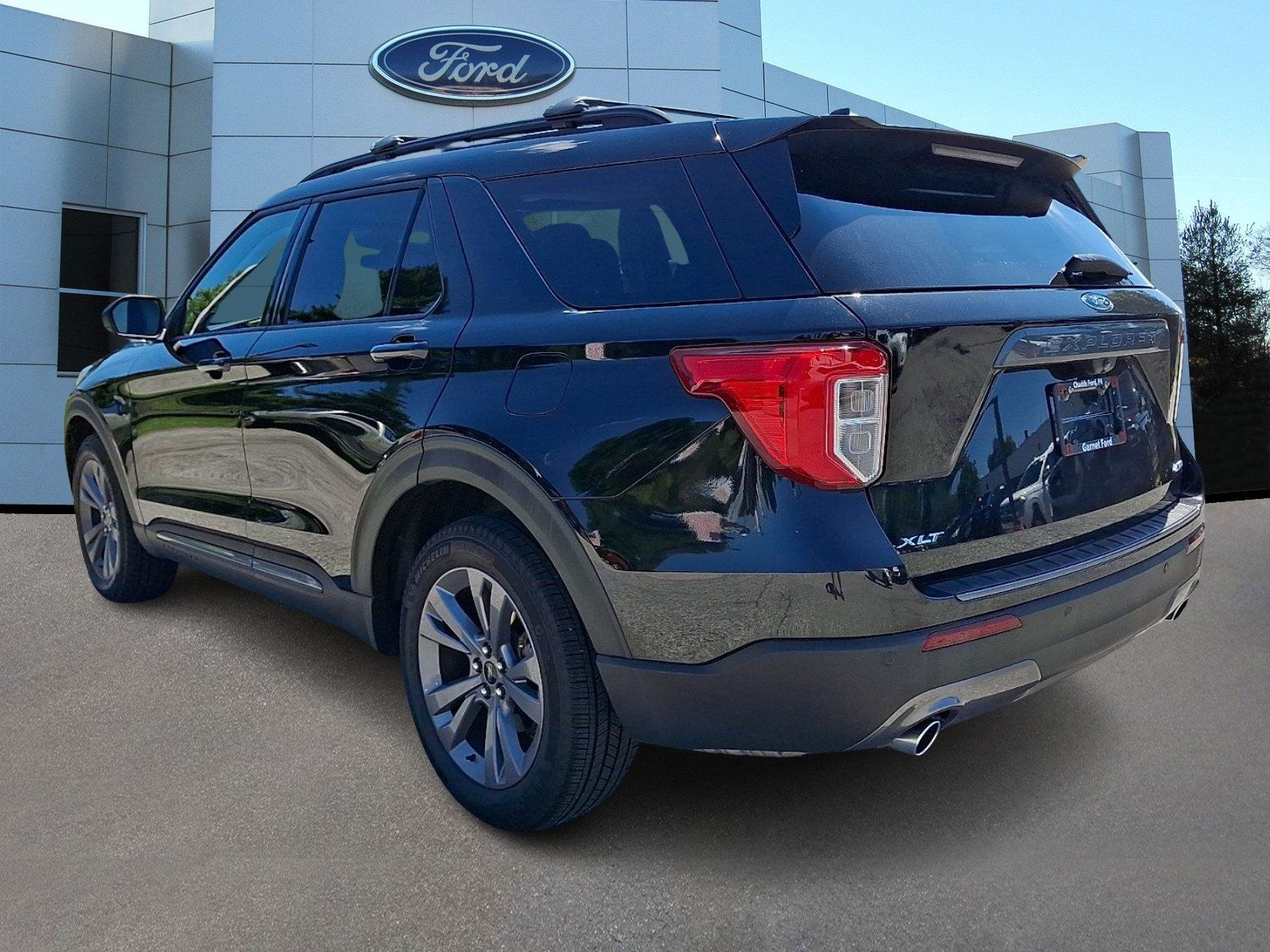 Certified 2021 Ford Explorer XLT w/ Equipment Group 202A AWD/4WD image 5