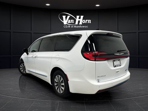 Used 2023 Chrysler Pacifica Limited w/ Uconnect Theater Family Group FWD image 5