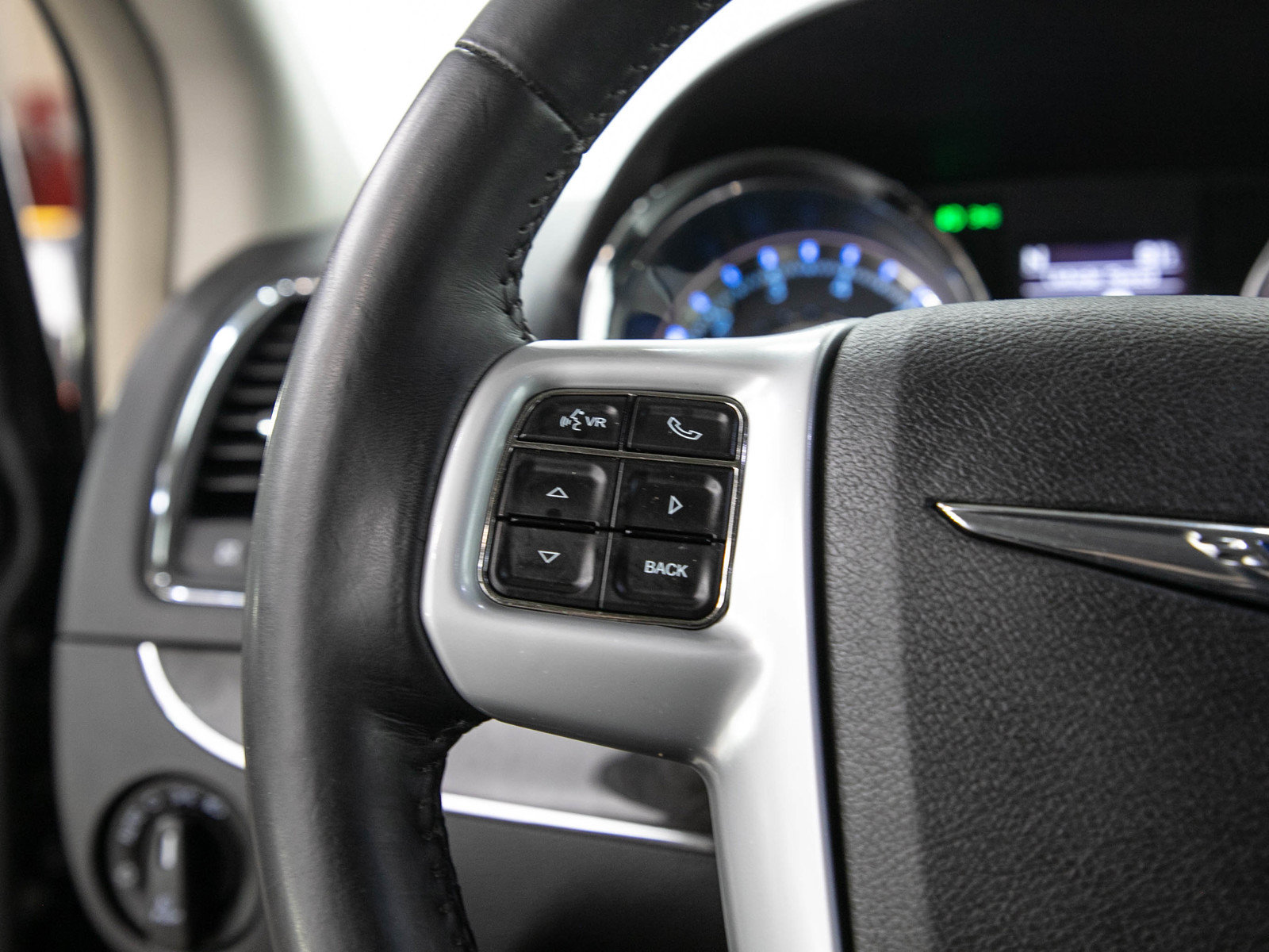 Used 2013 Chrysler Town & Country Touring FWD image 28