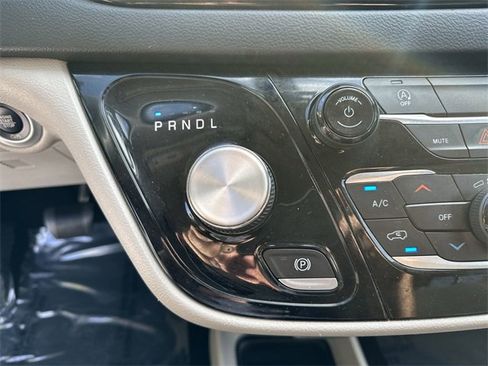 Used 2022 Chrysler Voyager LX image 23