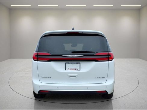 Used 2024 Chrysler Pacifica Limited FWD image 24