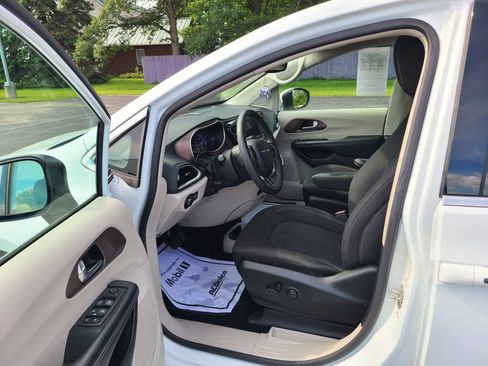 Used 2023 Chrysler Voyager LX FWD image 22