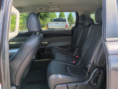 Used 2025 Kia Carnival FWD image 14