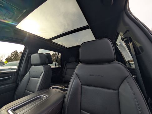 Used 2024 GMC Yukon Denali w/ Denali Reserve Package image 8