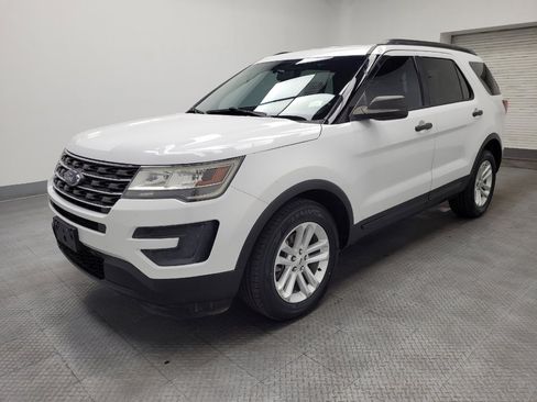 Used 2017 Ford Explorer FWD image 2