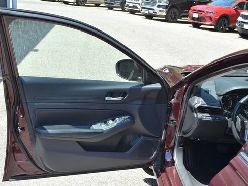 Used 2024 Nissan Altima 2.5 SV w/ SV Premium Package FWD image 15