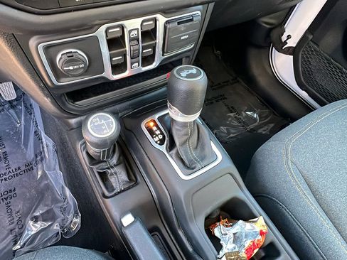 Used 2025 Jeep Wrangler Sahara image 29