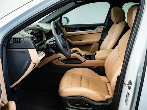 Certified 2024 Porsche Cayenne Coupe image 5