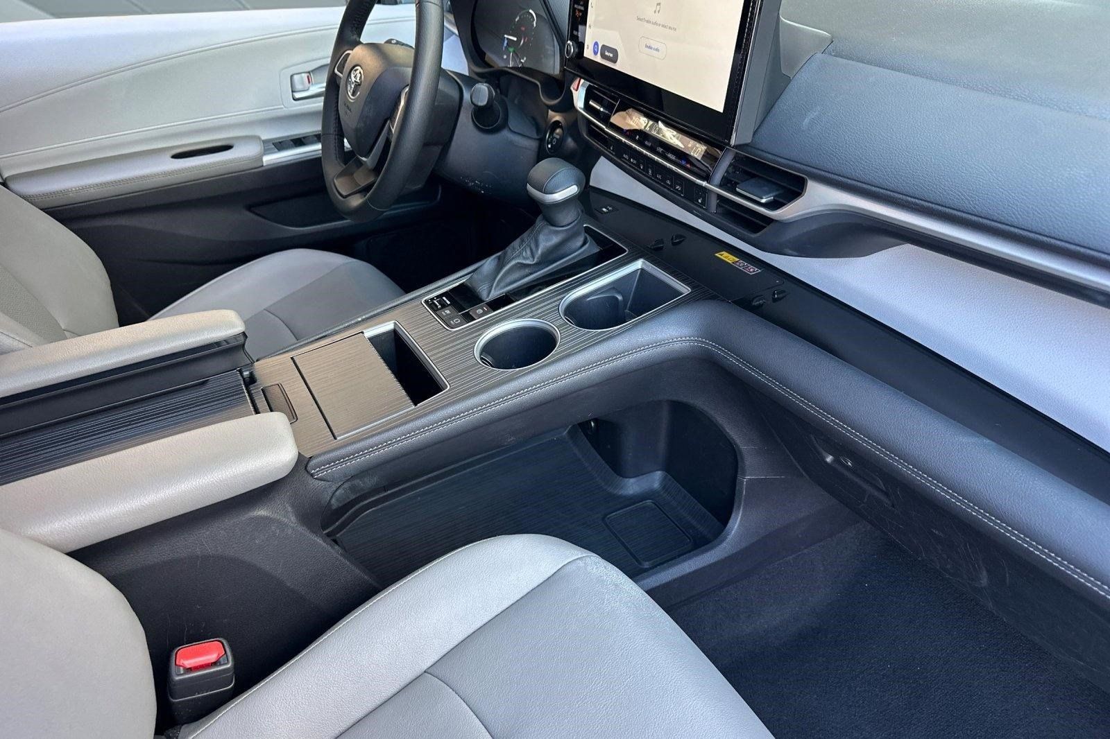 Used 2026 Toyota Sienna XLE FWD image 26
