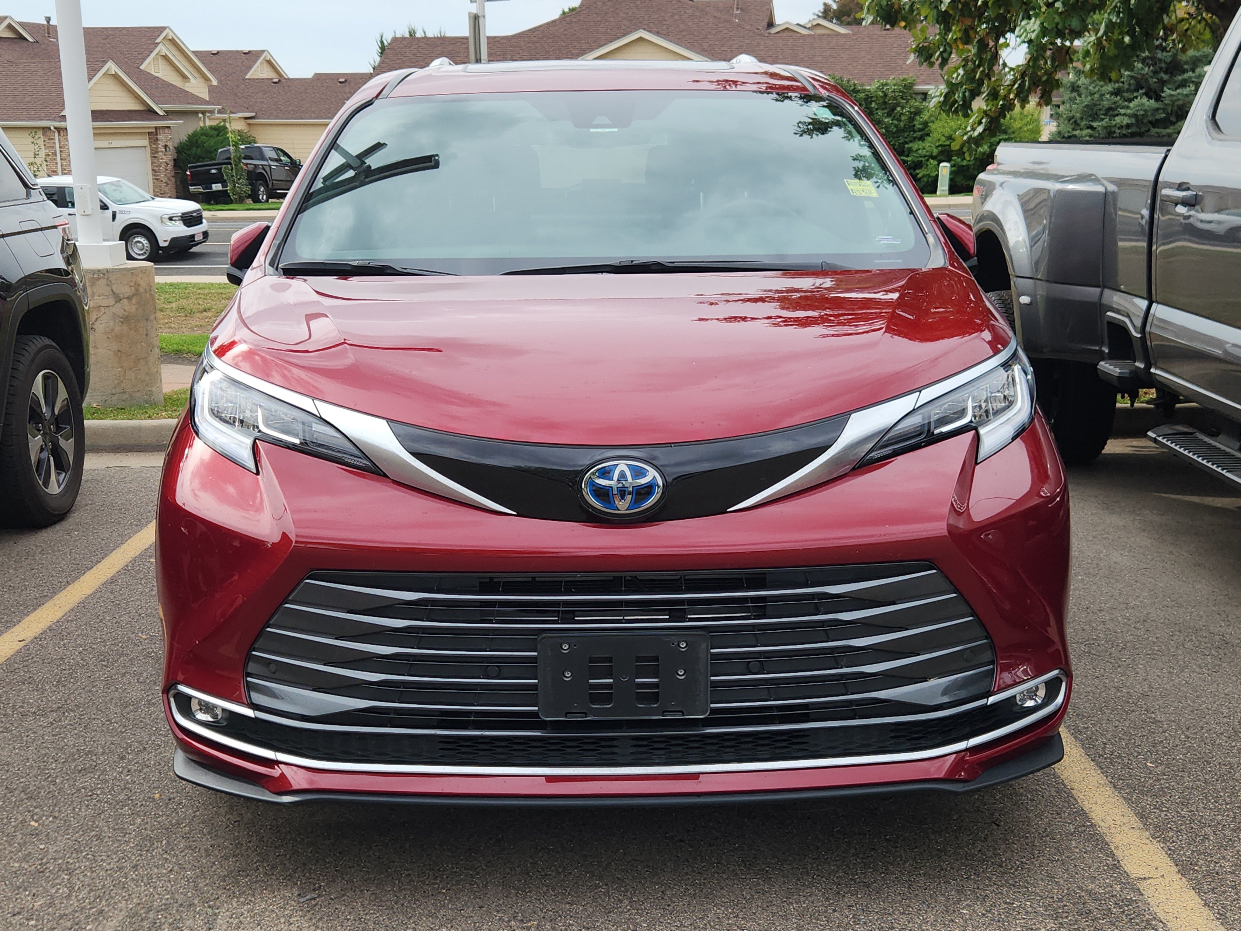 Used 2025 Toyota Sienna Limited AWD/4WD image 2