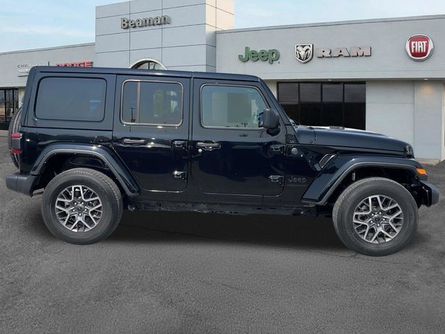 Used 2025 Jeep Wrangler Unlimited Sahara AWD/4WD image 8