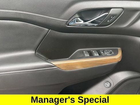 Used 2023 GMC Acadia SLE w/ Driver Convenience Package FWD image 12