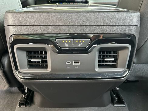 Used 2024 GMC Sierra 1500 AT4 w/ Technology Package AWD/4WD image 13
