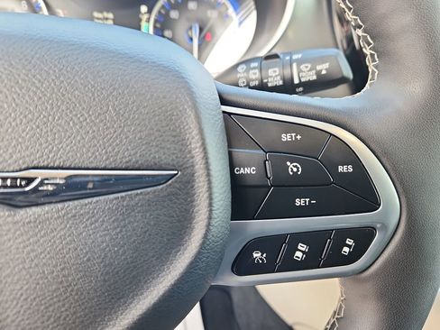 Certified 2024 Chrysler Pacifica Touring-L image 18