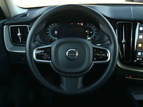 Used 2025 Volvo XC60 B5 Plus image 19