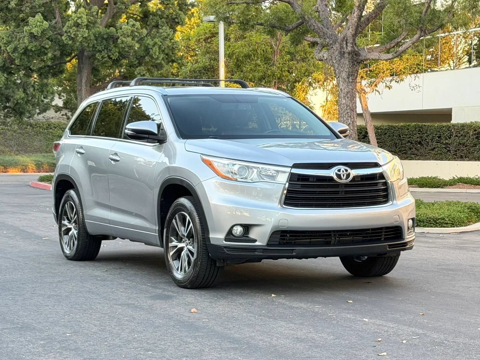 Used 2016 Toyota Highlander XLE FWD image 1