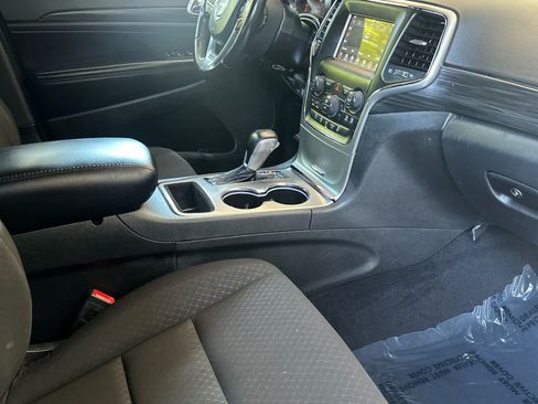Used 2021 Jeep Grand Cherokee Laredo AWD/4WD image 17