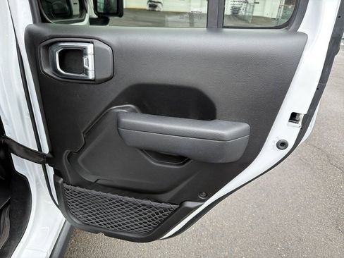 Used 2023 Jeep Gladiator Sport image 16