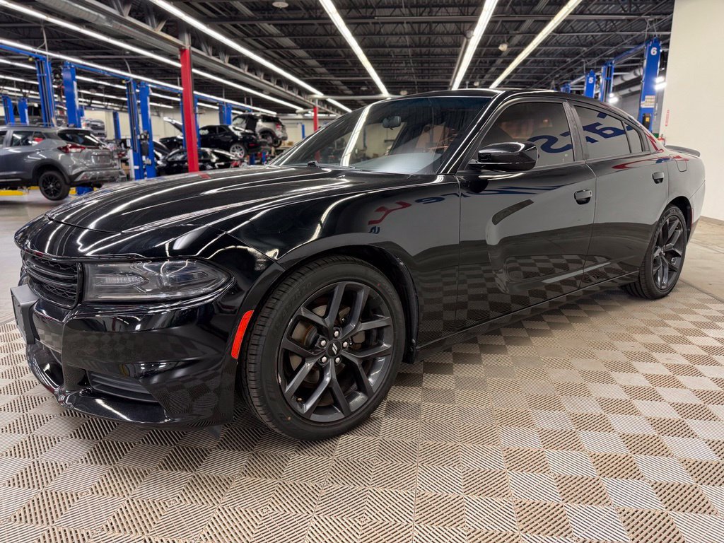 Used 2019 Dodge Charger SXT w/ Blacktop Package RWD image 3