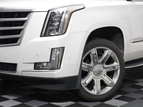 Used 2020 Cadillac Escalade Premium Luxury AWD/4WD image 3
