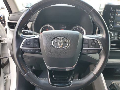 Used 2021 Toyota Highlander LE FWD image 23