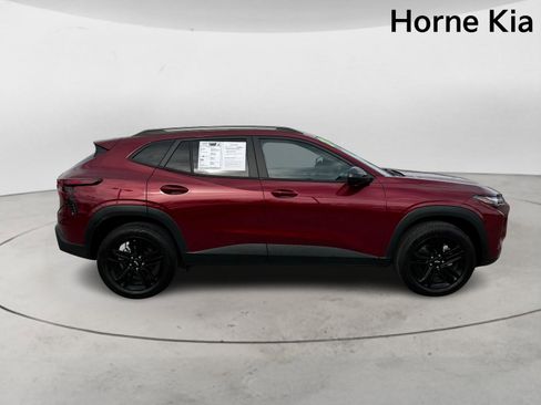 Used 2024 Chevrolet Trax ACTIV w/ Sunroof Package image 3