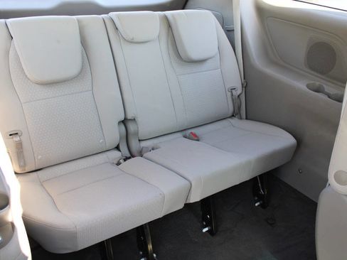 Used 2018 Kia Sedona L image 6