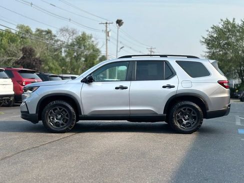Used 2025 Honda Pilot TrailSport image 2
